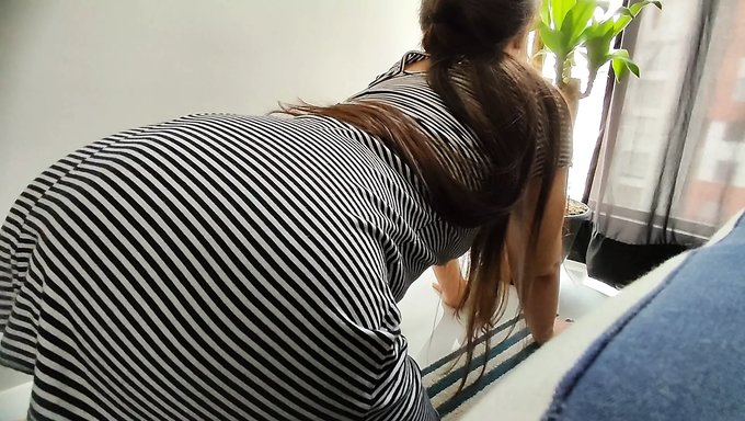 Bir Üvey Annenin Bitki Muayenesi Beklenmedik Bir Anal Sikiş Seansına Dönüşür.