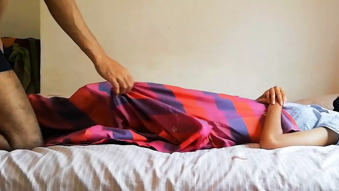 Sri Lankalı Karısı Aldatma Masajı Alıyor Ve Sikişiyor