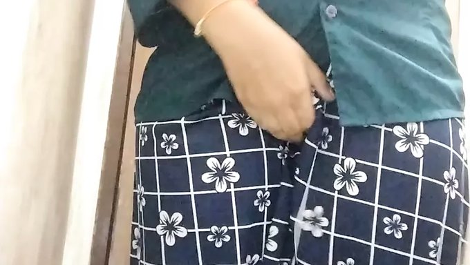 Karısı Kamerada Mastürbasyon Yapıyor: Hint Karısının Ev Yapımı Videosu