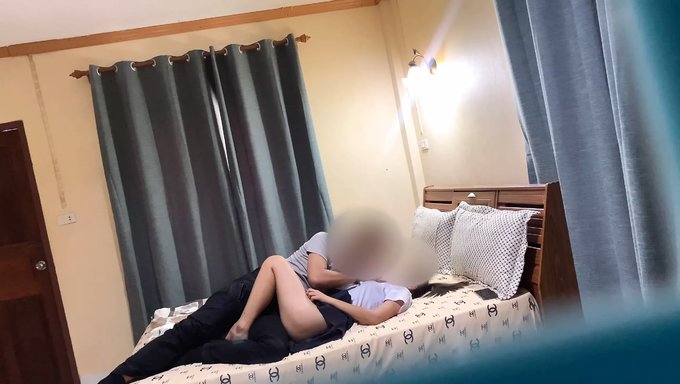 Üniversiteli Kız Yurt Odasında Derin Boğaz Becerisi Alıyor