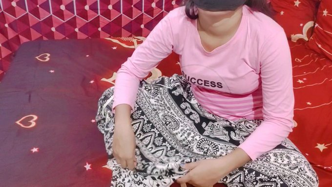Desi Priya Rani'Nin Sıkı Amcığı Hindi Videosunda Orgazm Zevkine Yol Açıyor