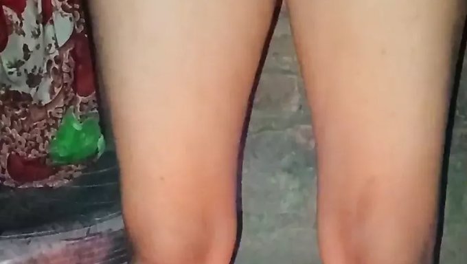 18 Yaşındaki Hintli Kız Kendini Tatmin Ediyor