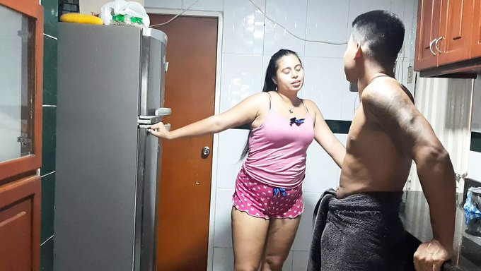Kolombiyalı Genç Kız Mutfakta Sakso Çekiyor