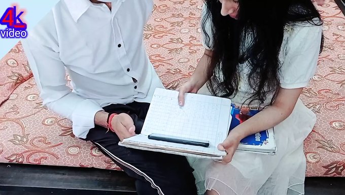 18 Yaşındaki Öğrenci Bu Hintli Amcık Videosunda Sert Ve Uzun Bir Yarrağa Sahip Oluyor