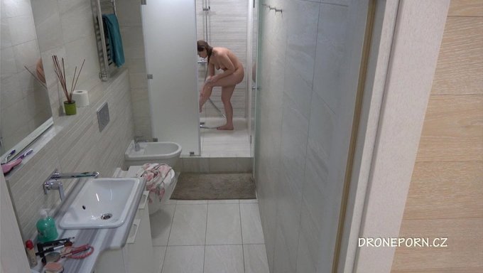 Genç Bir Avrupalı Gençle Duşta Röntgencilik (18+)