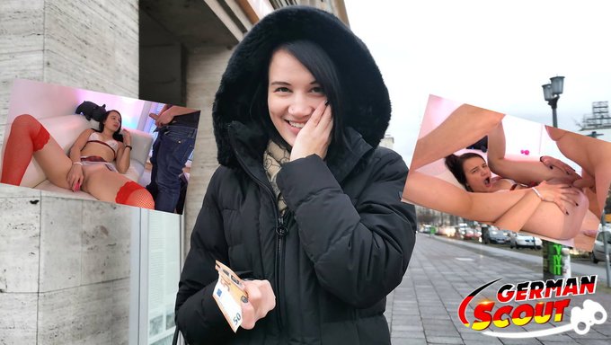 Yaramaz Alman Genç, Yüzüne Büyük Bir Yarrak Alıyor
