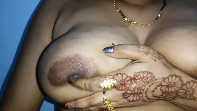 Desi Bhabhi'Nin Büyük Göğüsleri Bu Sıcak Videoda Tereyağı Makeover Alıyor