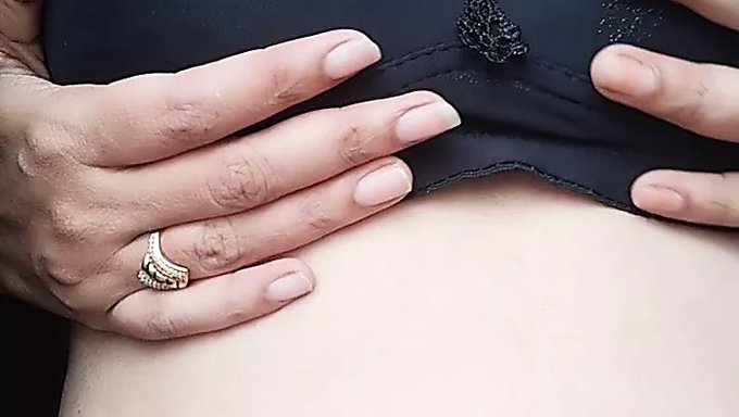 Desi Bhabi'Nin Penis Açlığı Onu Dolduruyor