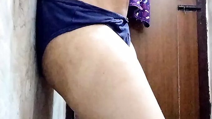 Okuldan Sonra, Genç Kız (18+), Hintli Kız Arkadaşı Tarafından Parmaklanıyor Ve Kıyafetleri Yırtılıyor