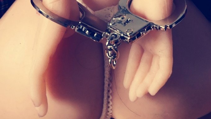 18+ Genç, Kendini Seks Oyuncağıyla Becerirken Kelepçeleniyor Ve Sızlanıyor