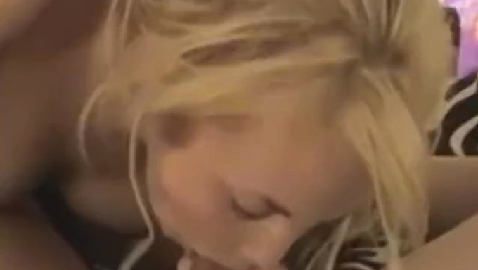 Bir Milf'In Sıcak Poposu Bu Cowgirl Pozisyonunda Beceriliyor