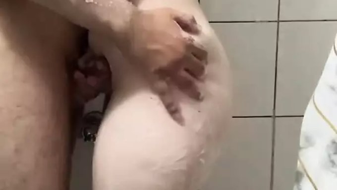 Amatör Ev Yapımı Karısı Küçük Göğüslerini Emdiriyor Ve Sikişiyor