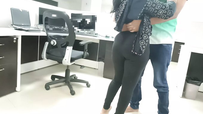Desi Patronu Ofiste Genç Çalışanıyla Samimi Oluyor