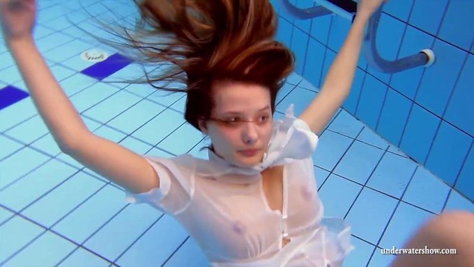 Bikinili Sıcak 18 Yaşındaki Bir Gençle (18+) Halka Açık Çıplaklık