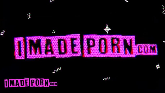 18+ Sarışın Bomba, Adamının Sikini Inanılmaz Bir Şekilde Emiyor