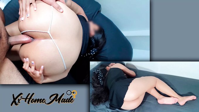 Genç 18+, En Iyi Arkadaşı Tarafından Sıkı Poposu Harap Ediliyor