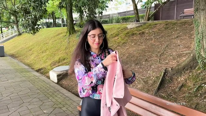 Sevimli Bir Genç Kızın Yüzüne Arkadan Boşalma