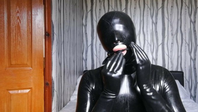 Lateks Fetişistleri Gözleri Bağlı, Tıkalı Ve Gaz Maskeli Bdsm'Nin Tadını Çıkarıyorlar