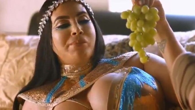 Büyük Göğüslü Milf Amatör Bir Videoda Kendini Tatmin Ediyor