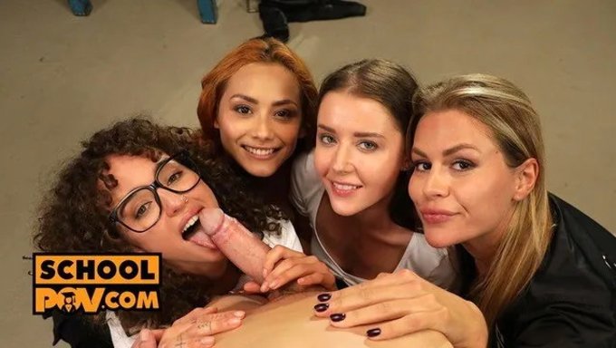 Dört Çarpıcı Bebek, En Iyi Pov Tarzında Çift Sakso Çekerken Izleyin