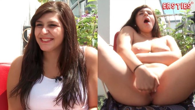 Julie, Alman Güzeli, Balkon Çıkışında Çıplak Poposunu Ve Parmaklanmış Amını Keşfediyor