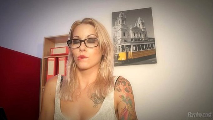 Genç Portekizli Kız Silvia Patron Ve Solo Bir Striptiz Performansı Sergiliyor.