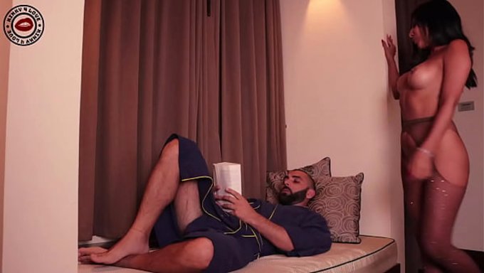 Küçük Memeli Bronz Tenli Milf, Düz Bir Çift Tarafından Kıçı Yalanıyor.