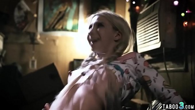 Genç Fahişe Kenzie Reeves Üvey Babası Tarafından Sertçe Beceriliyor.