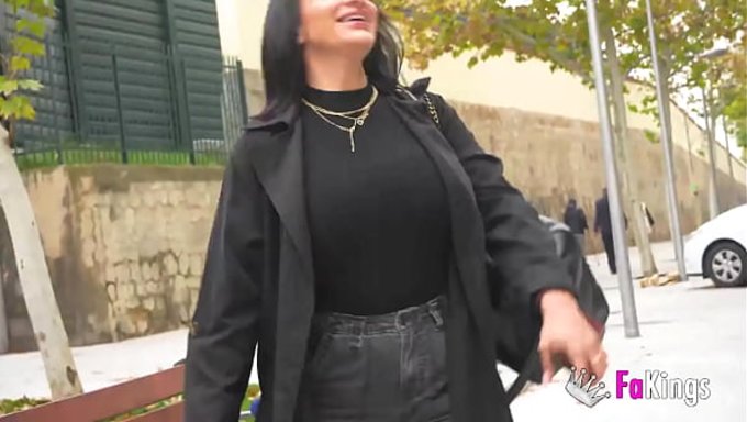 Göğüsleri Dolgun Bir Kız Madrid'De Seks Turu Yapıyor, Kocaman Memelerini Sergiliyor.