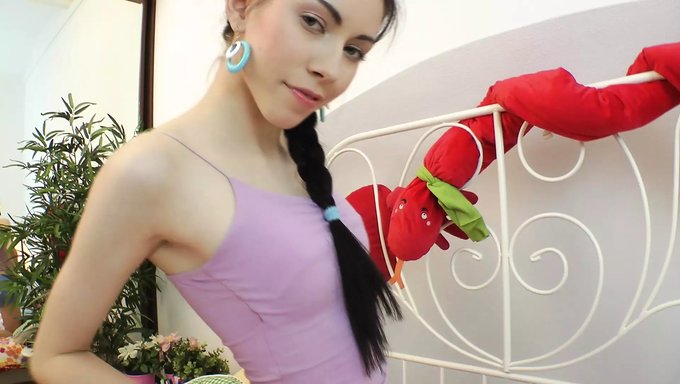 Avrupalı Genç, Cinsel Arzularını Bir Dildo Ve Sert Penetrasyonla Keşfediyor
