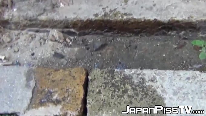 Aşk Dolu Sapık, Sevimli Japon Kızlarının Açık Havada Işemesini Yakalıyor