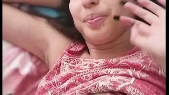Küçük Göğüslü Kolombiyalı Genç Derin Bir Anal Creampie Alıyor