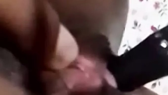 Amatör Genç (18+), Erkek Arkadaşıyla Video Görüşmesinde Kendini Orgazma Parmaklıyor