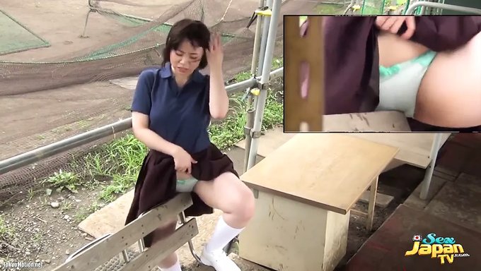 Japon Bir Kız Halka Açık Mastürbasyondan Keyif Alıyor
