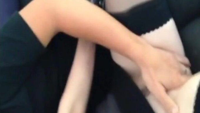 Melanie Iki Yarrağı Alırken Cfnm Unsurlarıyla Amatör Üçlü