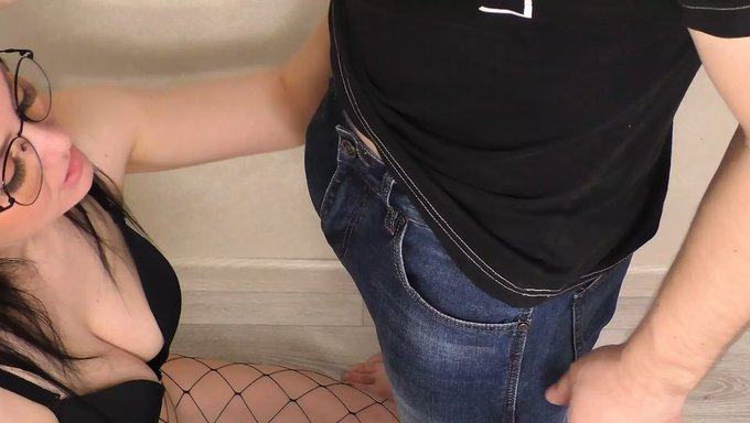 Olgun Kadın Amatör Bir Videoda Sakso Çekiyor Ve Spermi Yutuyor