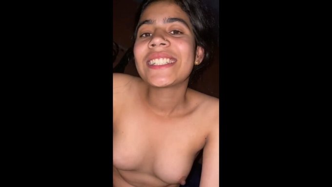 18 Yaşındaki Hintli Kız Ilk Kez Sikişini Yaşıyor