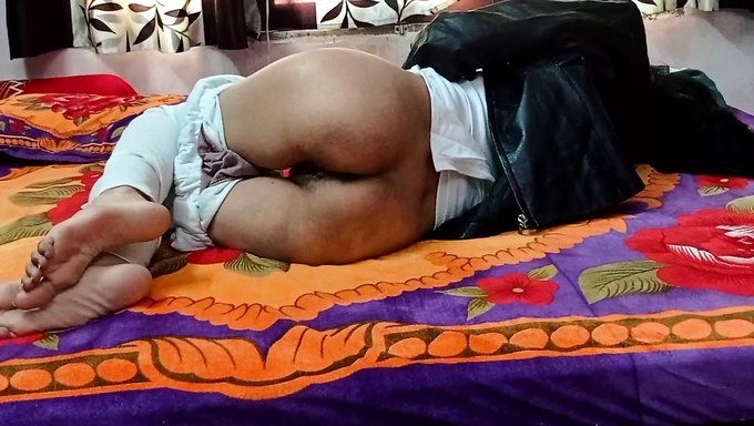 18 Yaşındaki Esmer Hintli, Sıkı Amını Büyük Yarak Tarafından Beceriyor