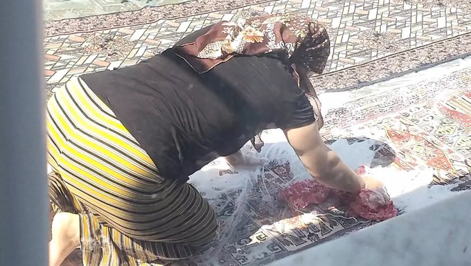 Türbanlı Olgun Kadın Halka Açıkta Soyunuyor
