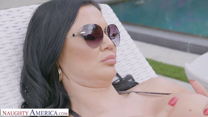 Yaramaz Amerikan Milf'Ler Tatilde Büyük Bir Yarrağı Paylaşıyorlar