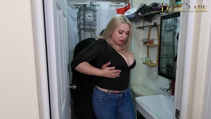 Güzel Sarışın Loree Love, Harika Doğal Memelere Sahip Ve Harika Bir Oral Seks Yapıyor Ve Arkadaşının Karısıyla Banyoda Sevişiyor.