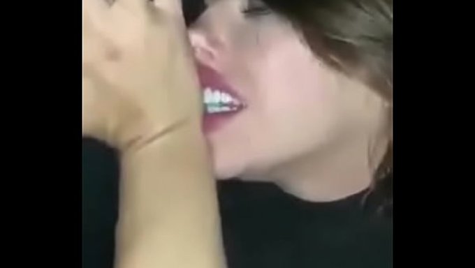 Sıcak Otobüs Yolculuğu, Oral Aksiyonla Buharlı Bir Seansa Dönüşüyor.
