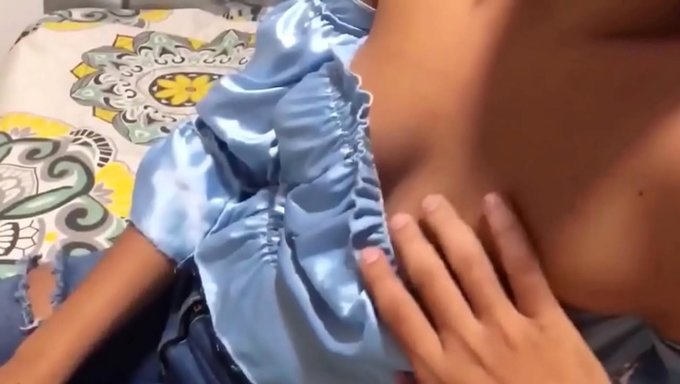 Doğal Memeleri Ve Büyük Kıçı Olan Bir Kadın, Bir Motelde Bir Adamı Baştan Çıkarıyor.