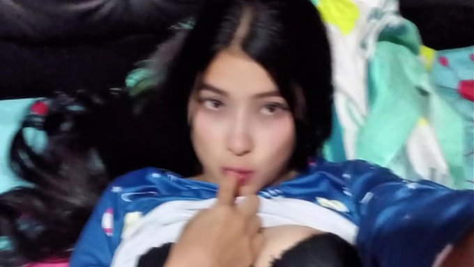Kız Porno Izlerken Yakalandı Ve Içine Boşaldı.