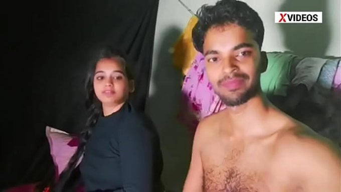Üniversiteli Kız, Tatlı Sevgilisiyle Viral Bir Video Çekti.
