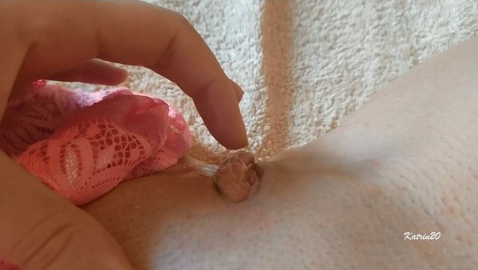 Sıkı Sarışın Genç, Islak Ve Vahşi Seksin Tadını Çıkarıyor