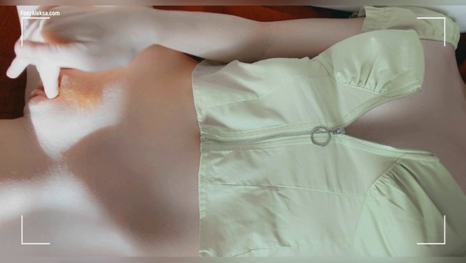 Tüylü Kızıl Saçlı Tatlı Bir Orgazm Yaşıyor Bu Solo Mastürbasyon Videosunda