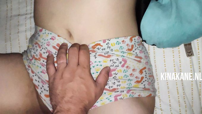 Büyük Popolu 18 Yaşındaki Üvey Kardeşinden El Işi Alıyor