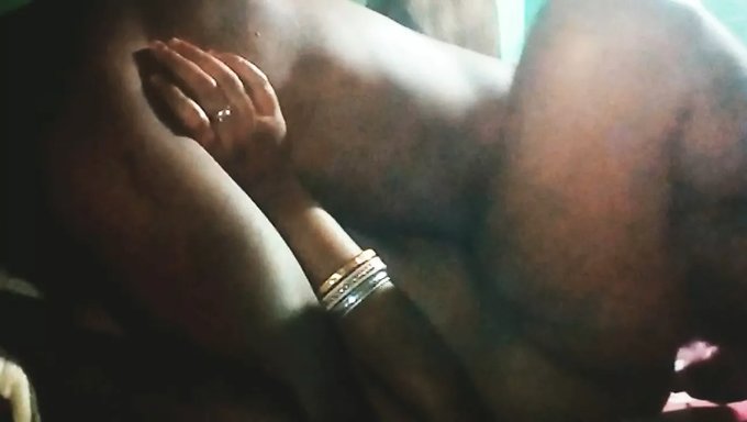 Genç (18+) Bengali Milf Tarafından Ev Yapımı Bir Videoda Beceriliyor