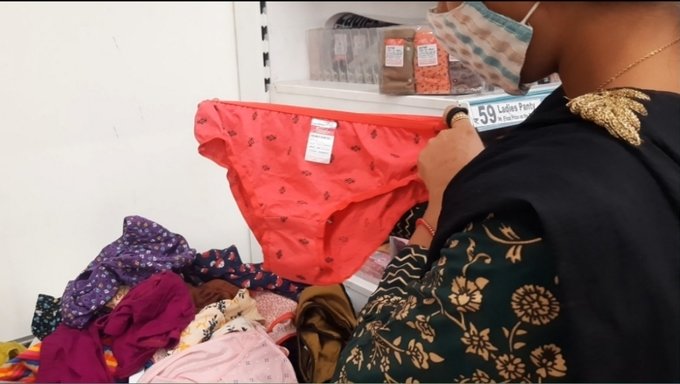 18+ Hintli Kız, Üvey Annesini Sekslerini Kaydederken Halka Açıkta Mastürbasyon Yapmaya Ikna Ediyor